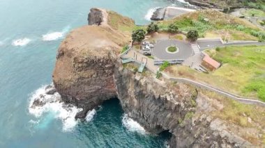 Madeira 'daki dağlarda deniz manzarası