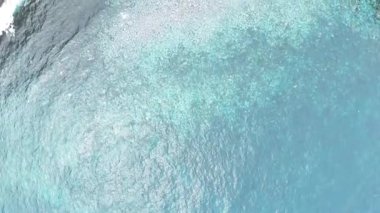 Kumsaldaki deniz dalgalarının hava aracı görüntüsü.