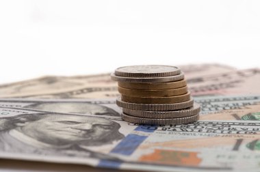 Bir yığın bozuk para ve üzerinde 