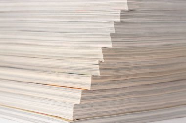 En incesinin en ince olduğu bir yığın kağıt. Yığın farklı boyutlarda kağıtlardan oluşuyor.