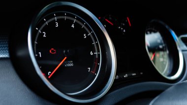 Sol tarafında kırmızı ışık olan bir araba torpidosu. 0 devir gösteren takometre
