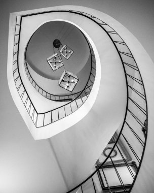 Eski bir binadaki sarmal merdivenlerin soyut bir ayrıntısı, soyut siyah beyaz duvar kağıdı. Yüksek kalite fotoğraf