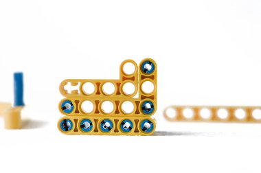 Mavi ve beyaz kafalı sarı ve mavi bir oyuncak. Oyuncak plastikten yapılmıştır ve mavi ve beyaz bir kafası vardır. Lego. Polonya, Varşova 06.12.2024