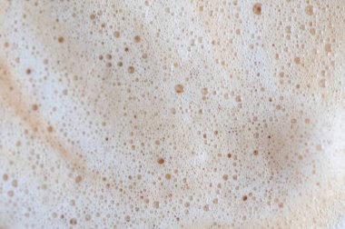 Kabarcıklarla dolu beyaz bir arka plan. Kabarcıklar arka fona saçılmış.