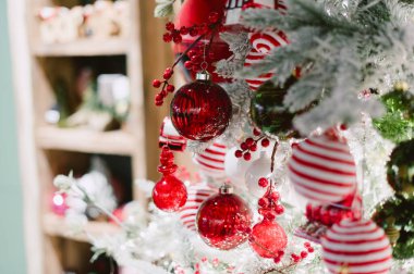 Üzerine tren süsü asılmış güzel dekore edilmiş bir Noel ağacı. Tren kırmızı ve beyazdır ve ağacın en önemli parçasıdır. Ağaç çeşitli süslemelerle dolu.