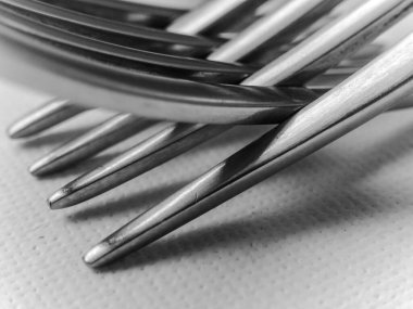 Üzerinde A ve D harfleri olan bir çatalı kapat. Çatal gümüşten ve dört çatalı var.