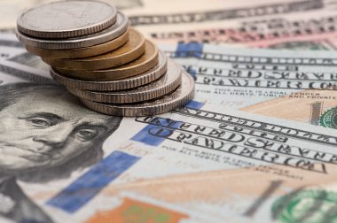 Bir yığın bozuk para ve bir yığın dolar. Bozuk paralar gümüş ve altındır. Dolar banknotları yeşil ve beyaz.