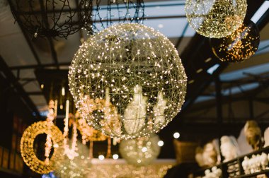 Toplar şeklinde bir ışık kümesi. Toplar yanıyor ve tavandan sarkıyor.