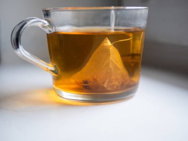 İçinde çay poşeti olan bir fincan çay. Çay poşeti dağ şeklinde.