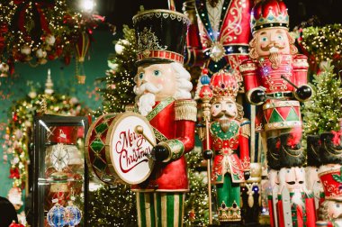 Mutlu Noeller tabelası olan büyük bir fındıkkıran gösterisi. Farklı boylarda ve renkte bir sürü fındık kıracağı var. Polonya, Varşova 01.12.2024