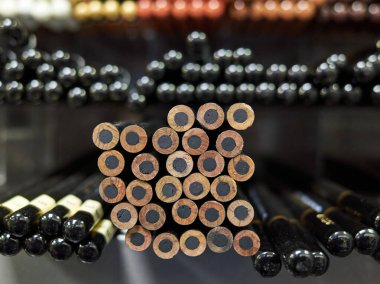 Siyah uçlu ve siyah merkezli kalemler. Bazıları keskinleşir, bazıları keskinleşmez.