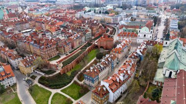 Şehir manzarası, bir sürü bina ve bir duvar. Varşova 'daki eski bir kasaba. Binaların çoğu beyaz ve kırmızı. Gökyüzü bulutlu. Varşova, Polonya 1-04-2025