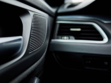 Arabanın içi çoğunlukla siyah, siyah bir kapısı ve siyah bir gösterge paneli var. Direksiyon da siyah ve arabanın iç kısmı parlak ve modern bir tasarıma sahip.