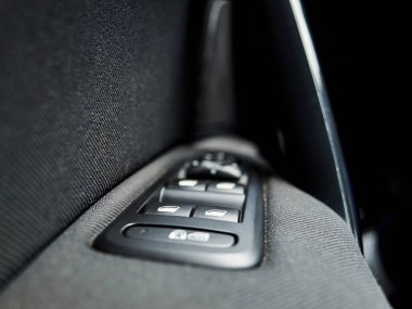 Direksiyon ve vites kolu dahil bir arabanın kontrollerini kapat. Kontrol ve güç kavramı, sürücünün aracı kolayca kullanabilmesi gibi.