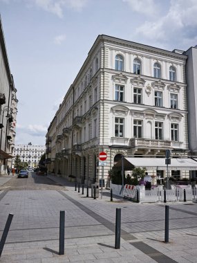 Dur işareti binanın önündeki kaldırımda yer almaktadır. Varşova, Polonya 14.06.2024