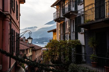 Lecco Gölü kıyısındaki Bellagio köyüne hoş bir bakış.