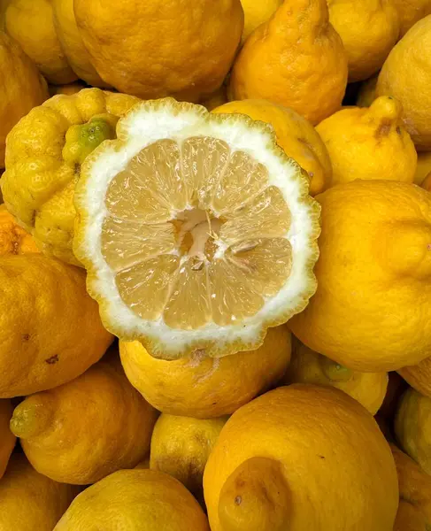 Napoli, İtalya 'da bir market tezgahında Sorrento limon yığınına kesilmiş bir Sorrento limonu.