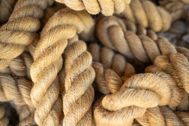 Örülmüş keten ipliklerden yapılmış bir ip, endüstriyel kullanım için bir ip parçası.