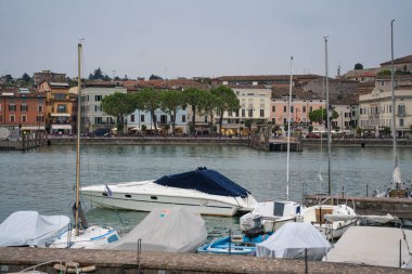 Desenzano, Garda Gölü, İtalya: bulutlu bir günde şehrin iskeleden manzarası.