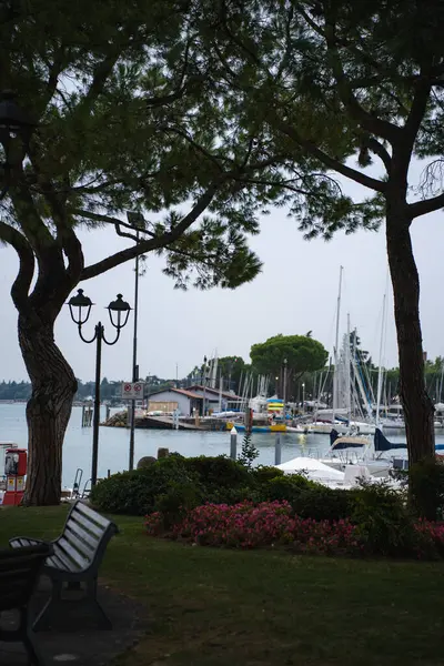 Desenzano, Garda Gölü, İtalya: bulutlu bir günde göl manzarası