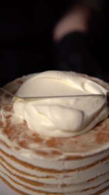 Şekerci ballı kek hazırla. Kremi yayma süreci. Yavaş çekim videosu.