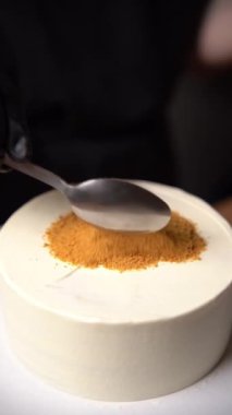 Ballı kek Medovik parçacıklı sos. Pasta süslendi. Tatlı pişiriyorum..