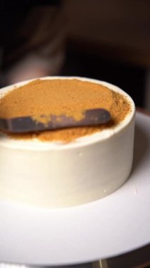 Kelime hareketlerinde kırıntılar serpiştirilmiş turta. Pasta Süsleme Süreci.