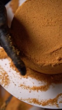 Medovik keki hazırlarken, üzerine güzel bir kırıntı serpiştirilir. Pasta şeflerinin elleri, üst manzara.