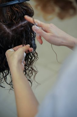 Doğal bukleler, dalgalı saç bakımı ve güzellik salonunda özel saç köpüğü. Profesyonel kuaförden CGM, kıvırcık kız metodu