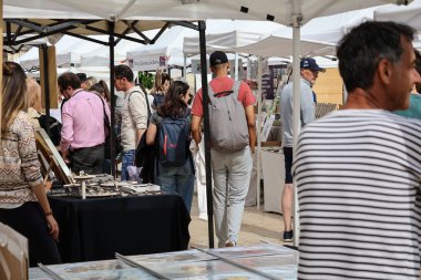 Malaga İspanya 7 Nisan 2025 Yerel Market el sanatları pazarı. Yüksek kalite fotoğraf