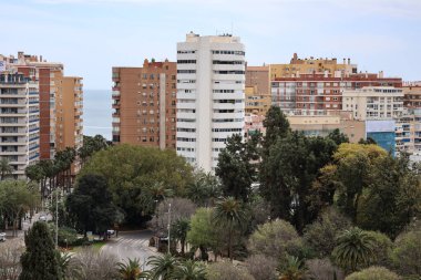 Malaga İspanya 6 Nisan 2025 Havacılık Panoramik şehir mavi gökyüzü beyaz bulutlar, dağlar. Yüksek kalite fotoğraf