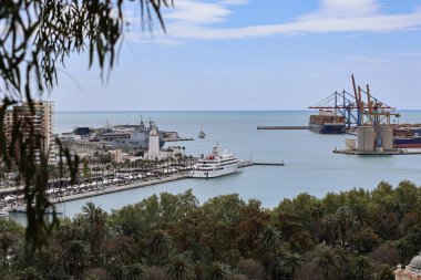 Malaga İspanya 6 Nisan 2025 Havacılık Panoramik şehir mavi gökyüzü beyaz bulutlar, dağlar. Yüksek kalite fotoğraf