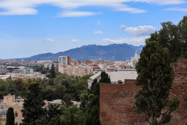 Malaga İspanya 6 Nisan 2025 Havacılık Panoramik şehir mavi gökyüzü beyaz bulutlar, dağlar. Yüksek kalite fotoğraf