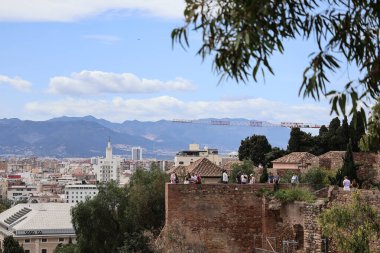 Malaga İspanya 6 Nisan 2025 Havacılık Panoramik şehir mavi gökyüzü beyaz bulutlar, dağlar. Yüksek kalite fotoğraf
