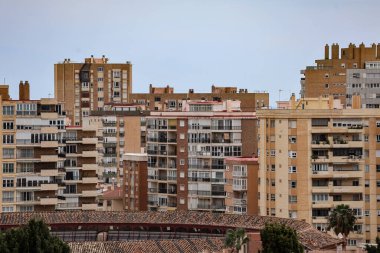 Malaga İspanya 6 Nisan 2025 Havacılık Panoramik şehir mavi gökyüzü beyaz bulutlu, corrida arena. Yüksek kalite fotoğraf