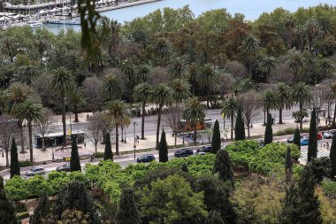 Malaga İspanya 6 Nisan 2025 Havacılık Panoramik şehir manzaralı Mavi gökyüzü beyaz bulutlu, deniz, marina. Yüksek kalite fotoğraf