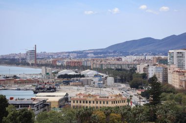 Malaga İspanya 6 Nisan 2025 Havacılık Panoramik şehir manzarası Mavi gökyüzü, palmiye ağacı, renkli binalar. Yüksek kalite fotoğraf