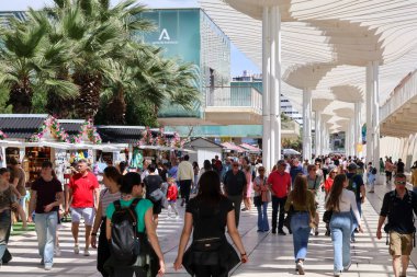 Malaga, İspanya, 6 Nisan 2025 Palmeral de Las Sorpresas Gezinti Alanı. Açık ve güneşli bir günde gezen turistler. Yüksek kalite fotoğraf