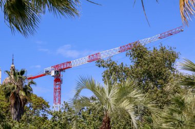 Mavi Gök Malaga İspanya 'sına karşı kırmızı ve beyaz turna kolları ile çevrili. Yüksek kalite fotoğraf
