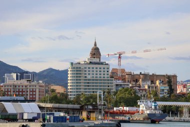 Malaga İspanya 6 Nisan 2025 Panoramik deniz, marina, binalar, güneşli bir günde gün batımında dağ manzarası. Yüksek kalite fotoğraf