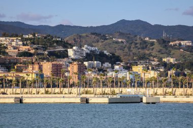 Malaga İspanya 6 Nisan 2025 Panoramik deniz, marina, binalar, güneşli bir günde gün batımında dağ manzarası. Yüksek kalite fotoğraf
