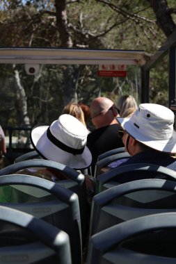 Malaga İspanya 8 Nisan 2025 Hop On Hop Off tur otobüsleri üst güvertede oturan insanlardan oluşan bir grup. Yüksek kalite fotoğraf