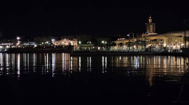 Malaga İspanya 6 Nisan 2025 Malaga Marina, gece ışıkları. İspanyol Rivierası 'ndaki akşam ışıkları. Yüksek kalite fotoğraf
