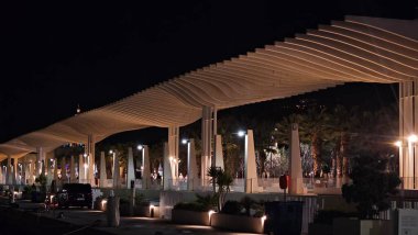 Malaga, İspanya, 6 Nisan 2025 Palmeral de Las Sorpresas Gezinti Alanı. Açık ve güneşli bir günde gezen turistler. Yüksek kalite fotoğraf