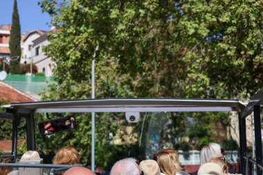 Malaga İspanya 8 Nisan 2025 Hop On Hop Off tur otobüsleri üst güvertede oturan insanlardan oluşan bir grup. Yüksek kalite fotoğraf