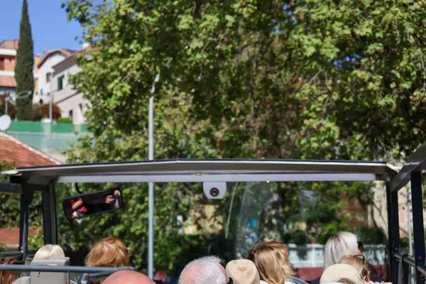 Malaga İspanya 8 Nisan 2025 Hop On Hop Off tur otobüsleri üst güvertede oturan insanlardan oluşan bir grup. Yüksek kalite fotoğraf