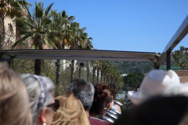 Malaga İspanya 8 Nisan 2025 Hop On Hop Off tur otobüsleri üst güvertede oturan insanlardan oluşan bir grup. Yüksek kalite fotoğraf