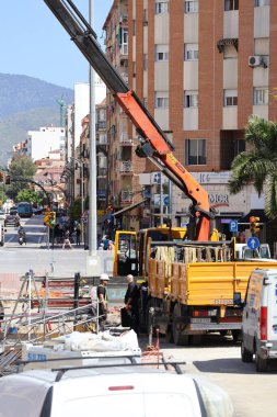 Malaga İspanya 8 Nisan 2025 'te ana yoldaki binalar arasında inşa edildi. Yüksek kalite fotoğraf