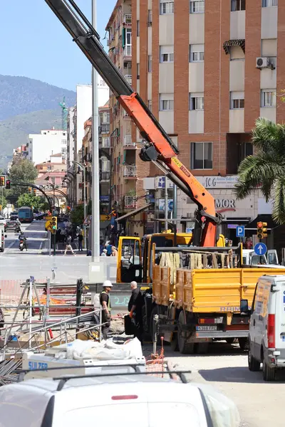 Malaga İspanya 8 Nisan 2025 'te ana yoldaki binalar arasında inşa edildi. Yüksek kalite fotoğraf