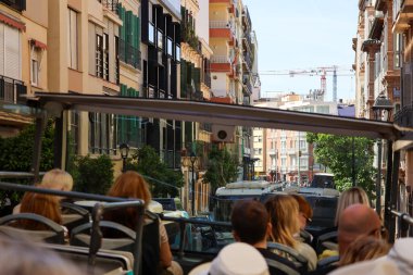 Malaga İspanya 8 Nisan 2025 Hop On Hop Off tur otobüsleri üst güvertede oturan insanlardan oluşan bir grup. Yüksek kalite fotoğraf